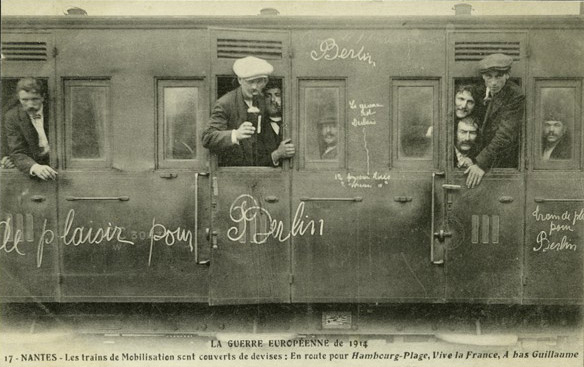 La guerre européenne de 1914. Nantes. Les trains de mobilisation sont couverts de devises. En route pour Hambourg-plage, vive la France, à bas Guillaume. © Château des ducs de Bretagne – Musée d’histoire de Nantes