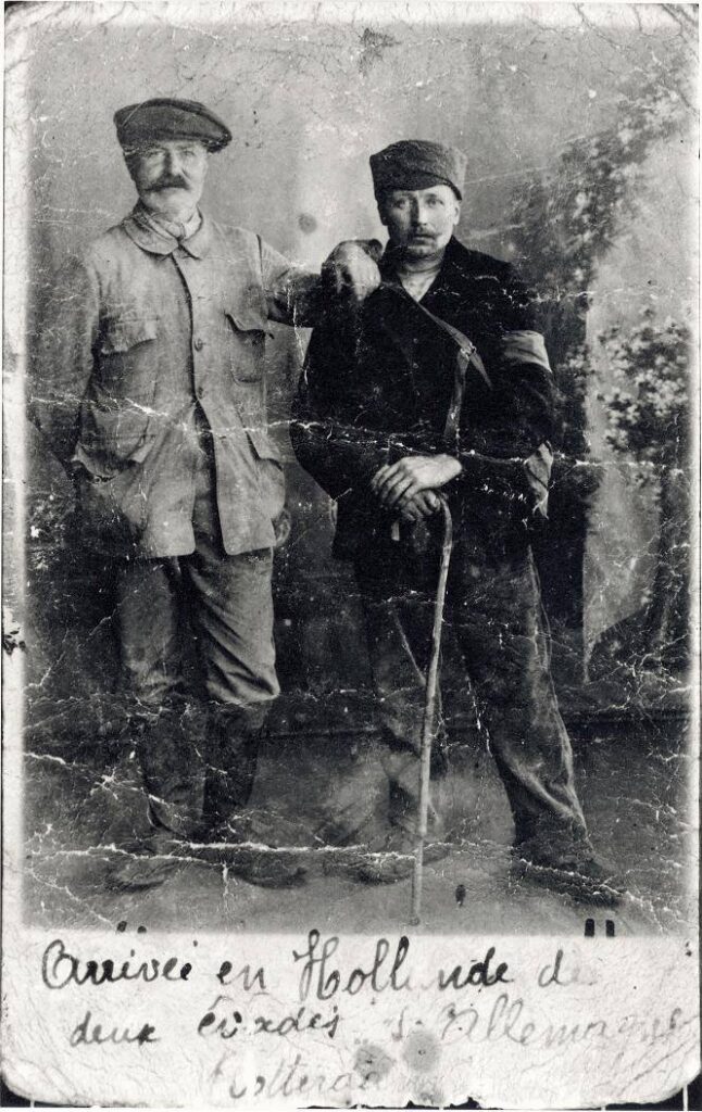 M. Doriat à gauche et Alexandre, mon grand-père paternel, à droite.