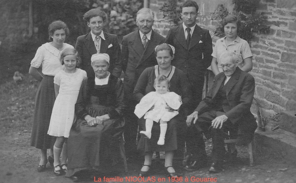 Edouard, debout, deuxième à droite, à côté de son père, Alexandre.
