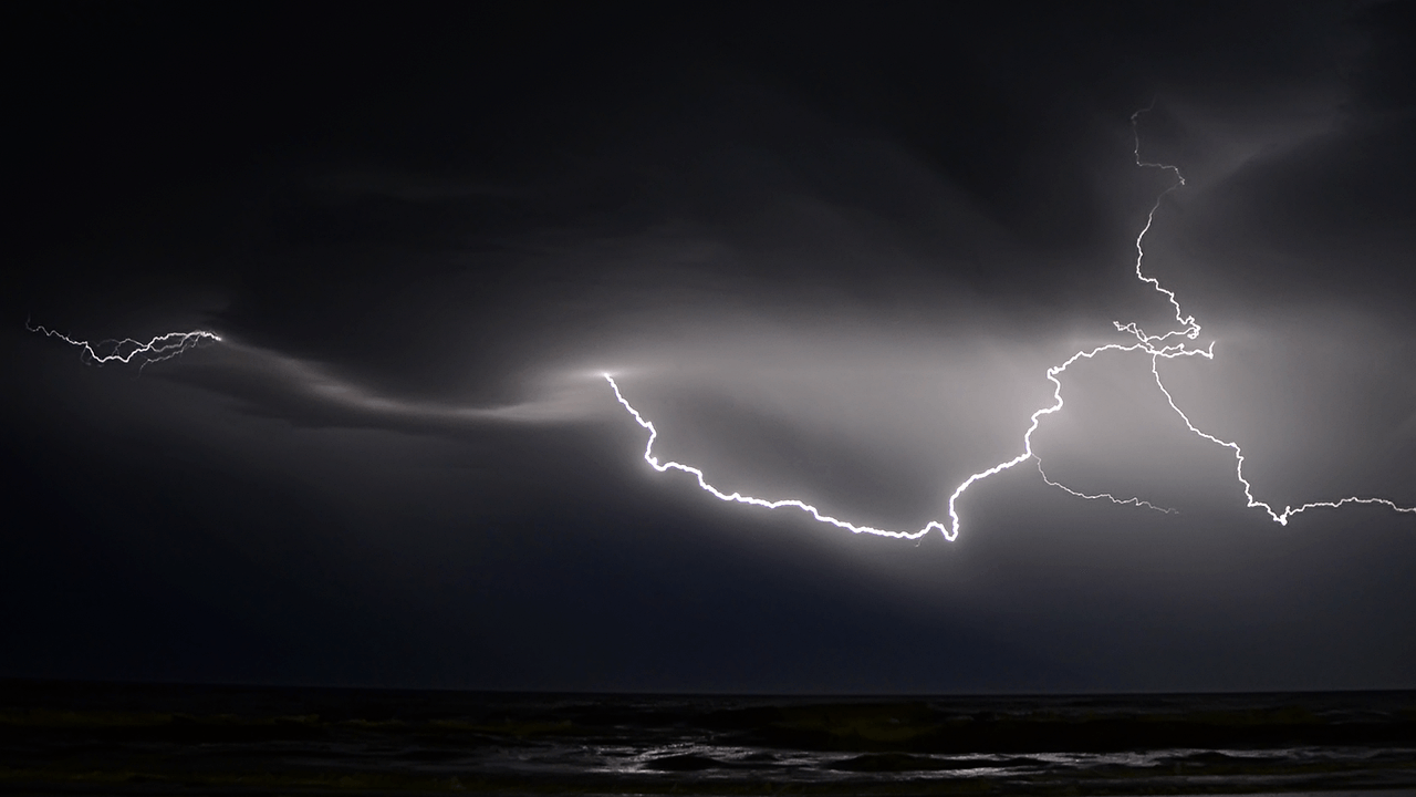 https://cdn.pixabay.com/photo/2016/12/14/04/08/thunderbolt-1905603_1280.png
